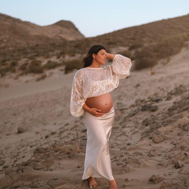 Imagen de maternidad en Cabo de Gata – retrato artístico de futura mamá al aire libre