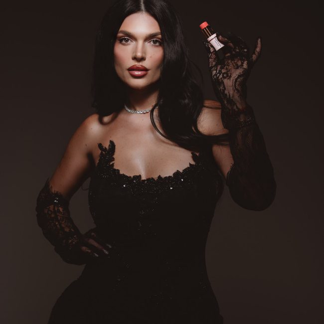 Retrato profesional de mujer emprendedora en estudio – imagen de marca