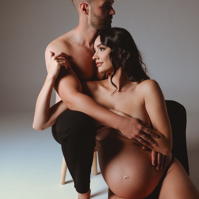 Fotografía profesional de maternidad en estudio en Almería – retrato íntimo