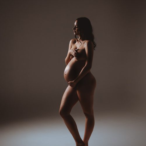 Retrato de embarazo en estudio – fotografía artística y elegante de futura mamá