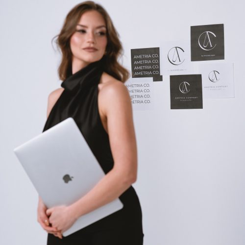 Fotografía profesional de mujer emprendedora en Almería – retrato corporativo en estudio