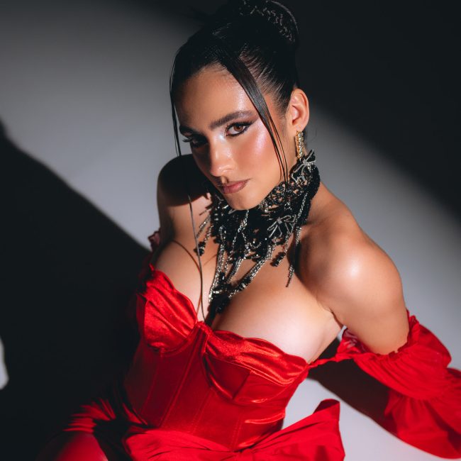 Fotografía de moda y maquillaje en Almería – retrato editorial de belleza femenina